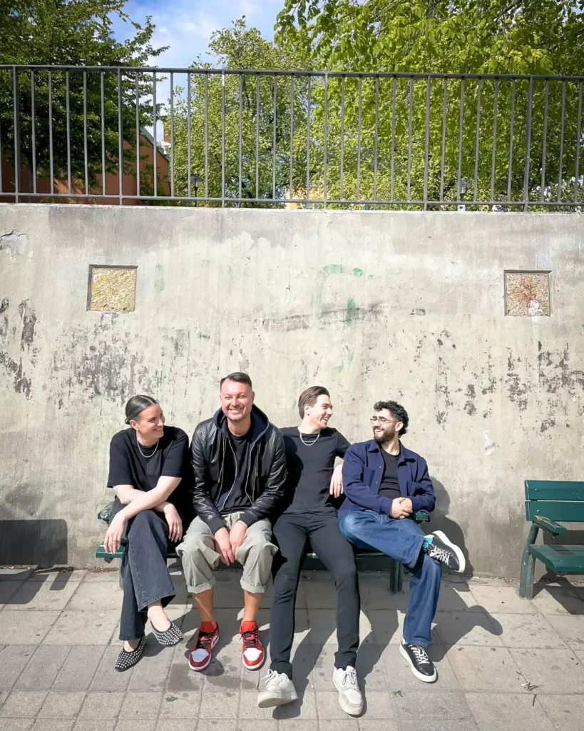 Elin, Dino, Nick och Alex sitter på en bänk och skrattar